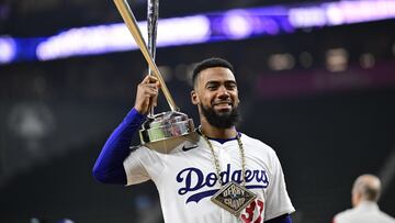 Arlington (United States), 15/07/2024.- Los Angeles Dodgers Teoscar Hernandez holds up the Home Run Derby Champion trophy during the T-Mobile Home Run Derby in Arlington, Texas, USA, 15 July 2024. The Home Run Derby is part of the MLB All-Star events before the 2024 MLB All-Star Game on 16 July. EFE/EPA/GERALD LEONG
