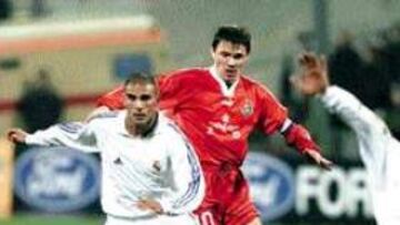 ARANDA BUSCÓ EL GOL. El ariete entró al campo por Morientes y trabajó de forma infatigable. Pisó poco el área y eso le perjudicó.