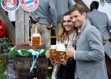 Thomas Müller y Lisa.