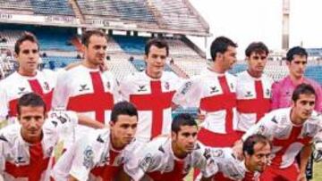 <b>EL HUESCA 'CRUZADO'. </b>Los jugadores altoaragoneses posan con la segunda equipación de este año.