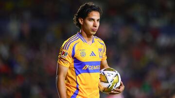Diego Lainez of Tigres during the Quarter final first leg round match between Atletico de San Luis vs Tigres UANL as part of the Liga BBVA MX, Torneo Apertura 2024 at Alfonso Lastras Stadium on November 28, 2024 in San Luis Potosi, Mexico.