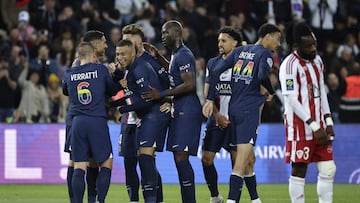 Jugadores del PSG, con el arco¨ªris en los dorsales de sus camisetas, celebran el 2-0 ante el Ajaccio.