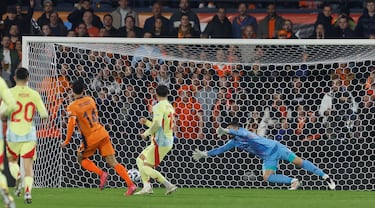 2-1. Jeremy Frimpong se va por la banda derecha, da un pase atrás que Tijjani Reijnders aprovecha para sacar un disparo con la derecha, raso e  imparable para Unai Simón.