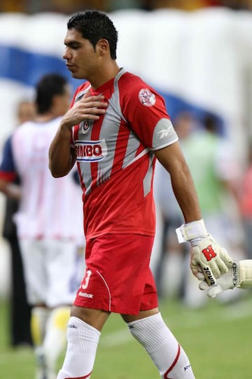 Hernández fue arquero de las Chivas en dos etapas, sin embargo, nunca logró consolidarse bajo los tres palos. Eso sí, el tiempo con los rojiblancos le valió para jugar varios encuentros frente al América.