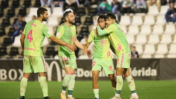 Larrubia es felicitado por sus compañeros tras su gol en Mérida.