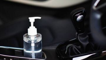 El motivo por el que no debes dejar el gel antibacterial dentro del auto