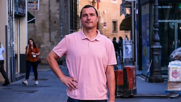 Lloren&ccedil; Miralles, fundador de URBNS y director del VESO, posando con un polo rosa frente a c&aacute;mara en las calles de Valencia. 