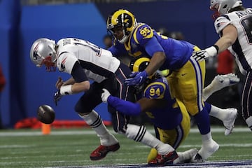 John Franklin-Myers ocasion&oacute; el primer fumble de Brady, tras capturarlo en el primer cuarto.