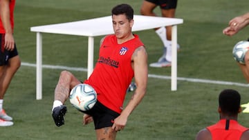 Gim&eacute;nez durante el entrenamiento del Atl&eacute;tico. 