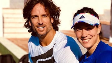Garbiñe Muguruza posa junto a Feliciano López durante eun entrenamiento en Puente Romano (Marbella).