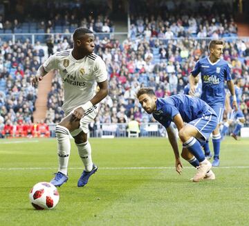 El jugador del Real Madrid Vinicius se lleva el balón ante el jugador del Melilla Jordi Ortega. 
 

