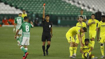 Gil Manzano muestra la roja a Fekir ante el Villarreal.