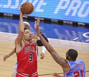 El montenegrino (30 años y 2,11 m), aunque nacido en Suiza, es uno de los grandes pívots de la NBA. Tras hacer casi toda su carrera en Orlando Magic, desde marzo luce la camiseta de Chicago Bulls. Su progresión ha sido enorme, no solo en anotación y liderazgo, sino también en lectura de juego y adaptación al entorno: de solo lanzar ocho triples en su año de rookie a los 309 que lleva esta temporada. Y además con un buen 39%. 