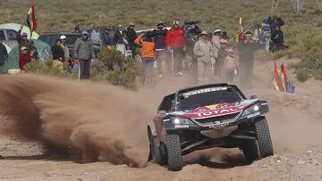 Carlos Sainz, con el Peugeot 3008 DKR Maxi en el Dakar 2018. 