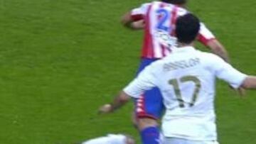 <b>62'. </b>Penalti a Di María.