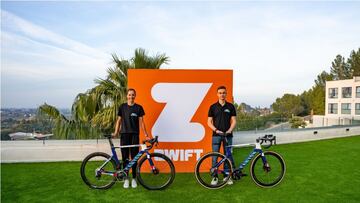 La ciclista sudafricana Maddie Le Roux y el ciclista alemán Louis Kiztki posan como ganadores de la Zwift Academy 2023.