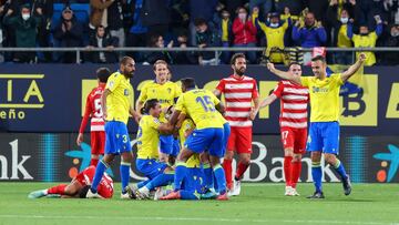 Los jugadores del Cádiz celebran el gol de Arzamendia ante el Granada.