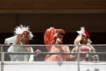 Aficionados a la h¨ªpica en el Churchill Downs de Kentucky durante la Kentucky Oaks.
