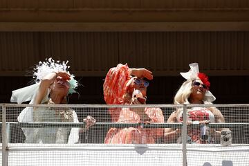  Aficionados a la hípica en el Churchill Downs de Kentucky durante la Kentucky Oaks.