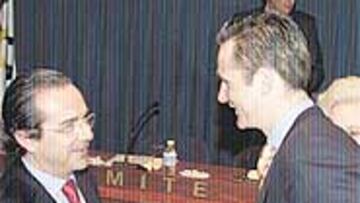 <b>CON GOMEZ ANGULO.</b> El secretario de Estado felicita a Urdangarín.