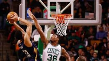 Anthony Davis lanza ante la oposici&oacute;n de Marcus Smart.