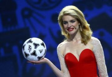 La Presentadora Natalia Vodianova sujeta un balón de fútbol firmado por los invitados.