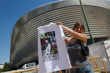 Una seguidora de la cantante estadounidense en los alrededores del Estadio Santiago Bernabéu.