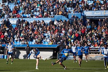 Larrazábal dispara desde fuera del área con los aficionados presentes en el entrenamiento de fondo.