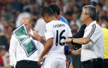 Real Madrid - Betis. Casemiro recibe instrucciones antes salir al terreno de juego.