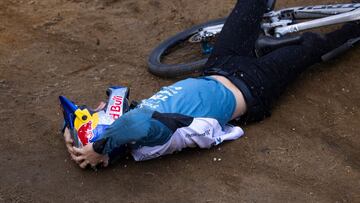 Emil Johnasson gana el Maxxis Slopestyle en Crankworx en Rotorua, Nueva Zelanda, y se echa las manos al casco Red Bull tirándose al suelo con su bici de MTB el 7 de noviembre del 2021.