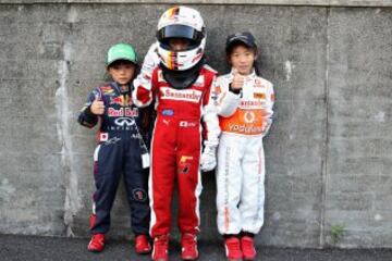 Así posaron tres jóvenes fans de la Fórmula 1 en el Gran Premio de Japón, como si de un podio real se tratara. 