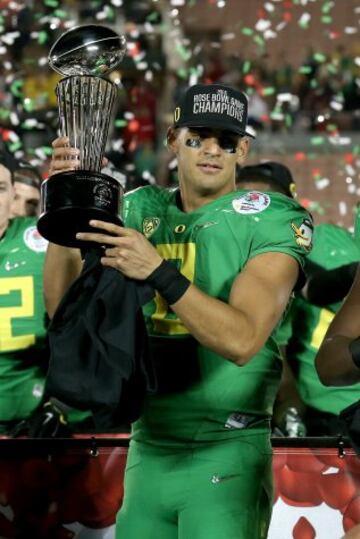 Mariota es un quarterback alto que destaca por ser un tremendo atleta, su movilidad en el pocket y su fiabilidad, además de por su humildad, inteligencia y ética de trabajo. En la foto le vemos levantando el trofeo  Leishman después de imponerse a los Florida State Seminoles de Winston por 59-20 en la semifinal del Rose Bowl Game.