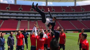 El delantero mexicano del Club Guadalajara se graduó como ingeniero industrial en su natal Jalisco