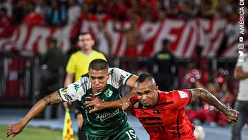 Juan Franco disputa el balón con Andrés Sarmiento en el clásico vallecaucano fecha 10 Liga BetPlay II 2023.