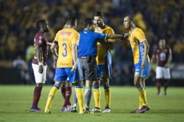 El árbitro Jorge Isaac Rojas escucha los reclamos de Andre-Pierre Gignac y Guido Pizarro.