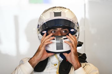 El piloto espa?ol enfund¨¢ndose el casco antes de rodar en el en el circuito Yas Marina.