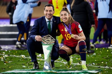 El presidente de Junta de Andalucia, Juanma Moreno Bonilla, posa con Olga Carmona y el trofeo de la Liga de Naciones.