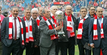 El 25 de abril de 2015 se homenajeó en el estadio Vicente Calderón a los veteranos futbolistas que levantaron la Intercontinental en 1975.