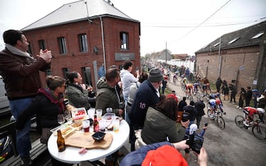 Los espectadores observan al pelotón recorrer un tramo adoquinado durante la 123.ª de la París-Roubaix.