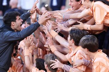 Carlos Alcaraz celebra la victoria con los recogepelotas. 