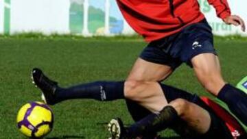 <b>INTEGRADO. </b>Cristian Portilla, sorteando la entrada de Matabuena en el entrenamiento celebrado ayer en Mareo.