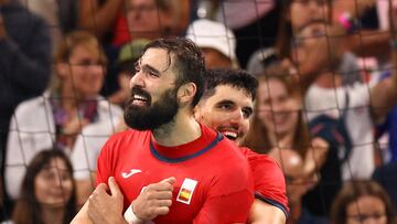 Paris 2024 Olympics - Handball - Men's Bronze Medal Match - Spain vs Slovenia - Lille, Pierre Mauroy Stadium, Villeneuve-d'Ascq, France - August 11, 2024. Jorge Maqueda of Spain and Miguel Sanchez-Migallon of Spain celebrate after Spain win the match REUTERS/Bernadett Szabo