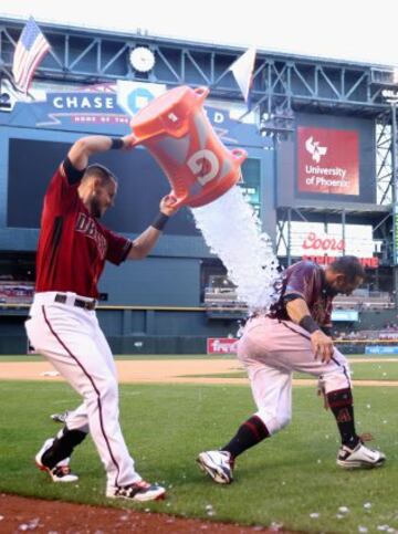 El jugador de los Arizona Diamondbacks Chris Owings moja con hielo a su compañero Daniel Descalso por conseguir un 'home run' de dos carreras ante los Colorado Rockies. #Baseball #Instapic #DiarioAS Foto: Christian Petersen/Getty Images

