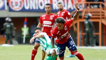 Jean Pineda del Medellín disputa el balón con Andres Andrade de Nacional durante partido entre Deportivo Independiente Medellín y Atlético Nacional por la fecha 18 como parte de la Liga BetPlay DIMAYOR I 2022 jugado en el estadio Polideportivo Sur de la ciudad de Medellín.