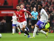 Soccer Football - Premier League - Manchester United v Aston Villa - Old Trafford, Manchester, Britain - March 15, 2026 Manchester United's Bruno Fernandes in action with Aston Villa's Lamare Bogarde REUTERS/Peter Powell EDITORIAL USE ONLY. NO USE WITH UNAUTHORIZED AUDIO, VIDEO, DATA, FIXTURE LISTS, CLUB/LEAGUE LOGOS OR 'LIVE' SERVICES. ONLINE IN-MATCH USE LIMITED TO 120 IMAGES, NO VIDEO EMULATION. NO USE IN BETTING, GAMES OR SINGLE CLUB/LEAGUE/PLAYER PUBLICATIONS. PLEASE CONTACT YOUR ACCOUNT REPRESENTATIVE FOR FURTHER DETAILS..