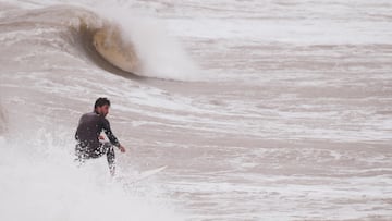 Sergio Correa surfeando