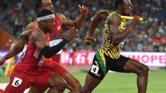 Usain Bolt camino la la victoria en los 4x100 metros de Pek&iacute;n, mientras el equipo estadounidense se hace un l&iacute;o con el relevo. 
