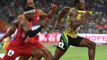 Usain Bolt camino la la victoria en los 4x100 metros de Pek&iacute;n, mientras el equipo estadounidense se hace un l&iacute;o con el relevo. 