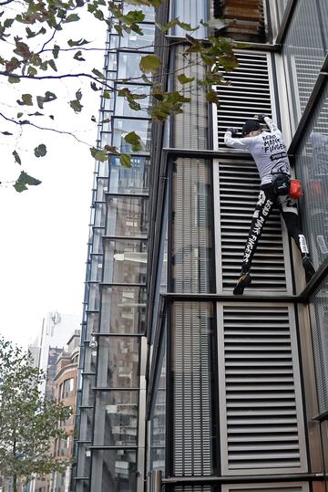 El escalador urbano francés Alain Robert, también conocido como "Spider-Man", sube a Heron Tower, 110 Bishopsgate, en el centro de Londres, la torre más alta de la ciudad de Londres.