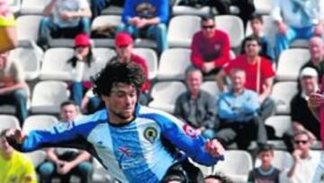 <b>LUCHA. </b>Farinós pelea con Montoro, en la medular.